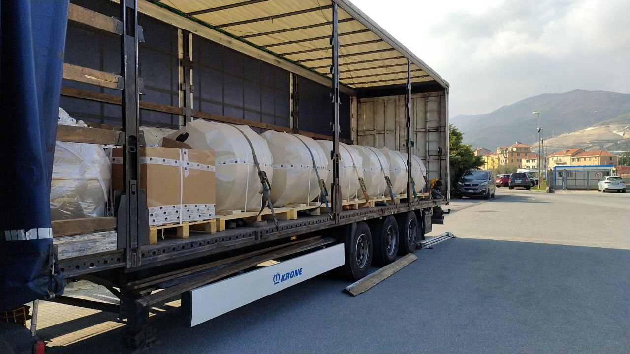 Full truck trailer with coils