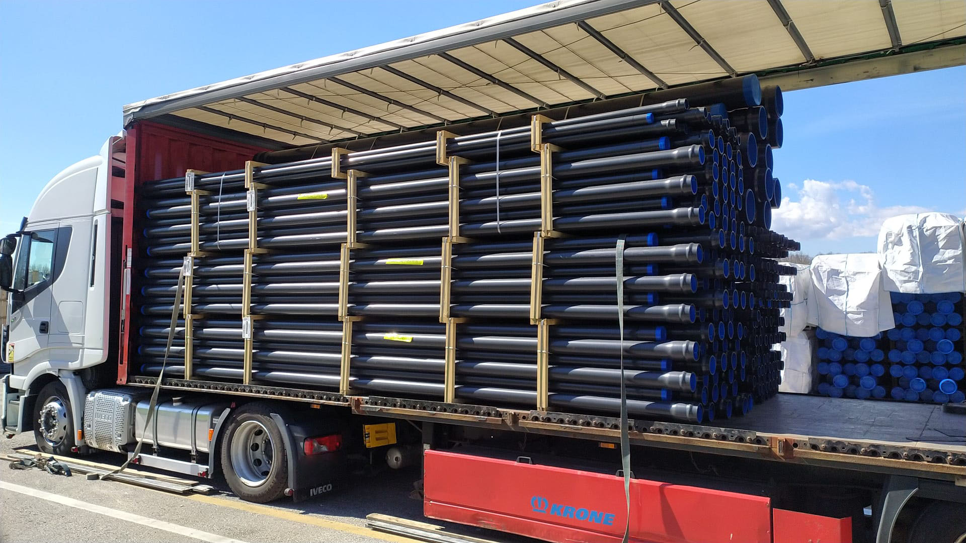 Truck with open side curtain